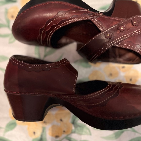 A Great Pair of Dansko Shoes in Size 38 with a Velcro Closure. - Picture 4 of 6